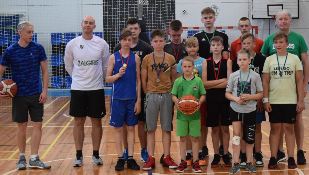 Projekto „Sportinė vasara Kazlų Rūdoje“ stovyklų ciklą sporto centre pradėjo krepšininkai