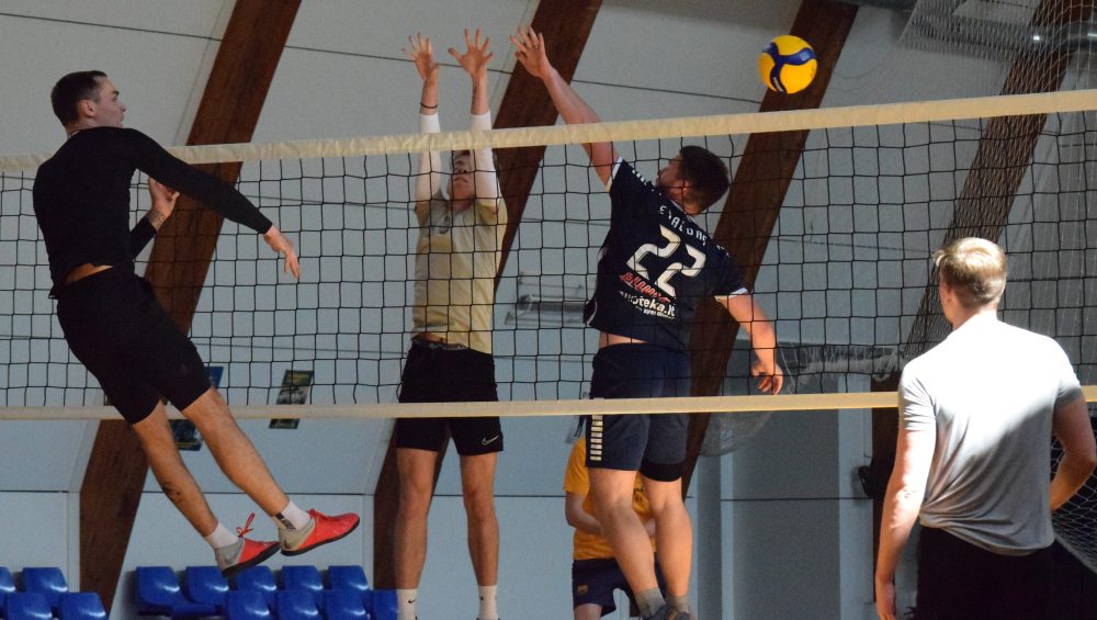 Kazlų Rūdos 4&#215;4 atvirų tinklinio pirmenybių pirmuosius pusfinalius laimėjo “Top Sport” ir Vilkaviškio miesto TK